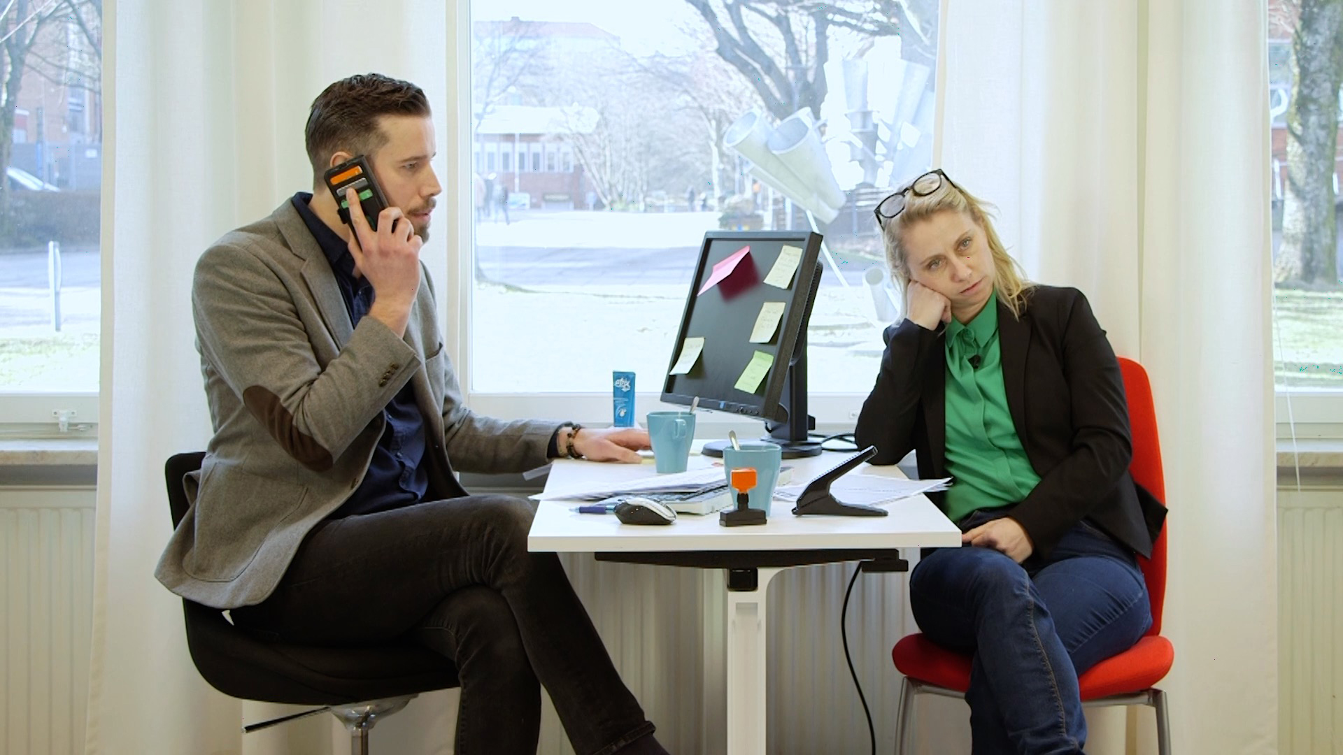 Visar en typisk kontorsmiljö där improverket gestaltar hur det kan se ut i en situation när "svåra samtal" uppkommer, på arbetsplatsen. Bilden är tagen ur en filmsketch som Improverket gjort tillsammans med Chalmers.