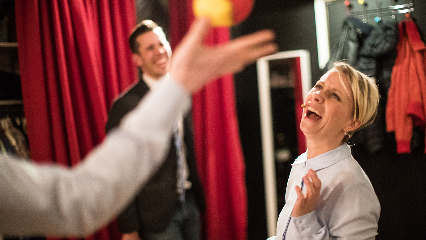 Frida Sundström och Tobias Rosén från Improverket värmer upp i logen innan en föreställning på Kvartersscenen 2Lång. De värmer upp med en övning i improvisationsteater.